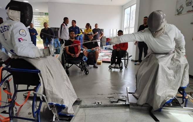 펜싱을 배우며 재활하는 콜롬비아 상이용사 콜롬비아 수도 보고타 소재 '한-콜 우호재활센터'에서 치료와 재활에 참여한 상이용사가 펜싱을 배우고 있다. [코이카 제공. 재판매 및 DB 금지]