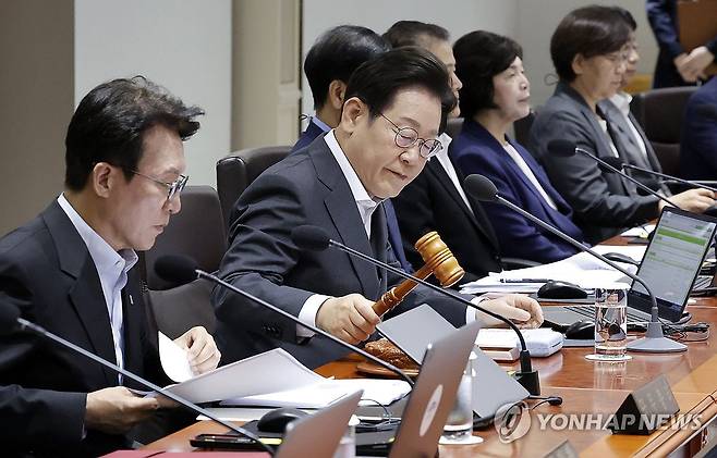 이재명 대통령 국무회의 개회 (서울=연합뉴스) 홍해인 기자 = 이재명 대통령이 22일 서울 용산 대통령실 청사에서 열린 국무회의에서 의사봉을 두드리며 개회 선언을 하고 있다. 2025.7.22 [대통령실통신사진기자단] hihong@yna.co.kr