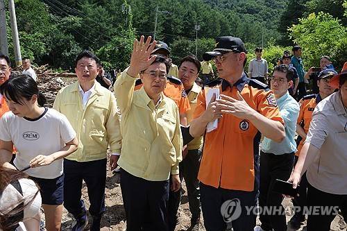 가평 수해 현장 찾은 김동연     (가평=연합뉴스) 임병식 기자 = 김동연 경기도지사(가운데)가 22일 오후 경기도 가평군 조종면 마일리에서 수해 현장을 살펴 보며 소방 관계자와 대화를 나누고 있다. 2025.7.22
    andphotodo@yna.co.kr