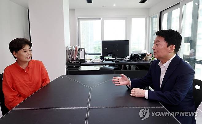 안철수 의원 만난 윤희숙 혁신위원장 (서울=연합뉴스) 박동주 기자 = 국민의힘 윤희숙 혁신위원장(왼쪽)이 21일 서울 여의도 국민의힘 중앙당사에서 안철수 의원을 만나고 있다. 2025.7.21 [공동취재] pdj6635@yna.co.kr