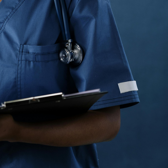 차트를 들고있는 의사