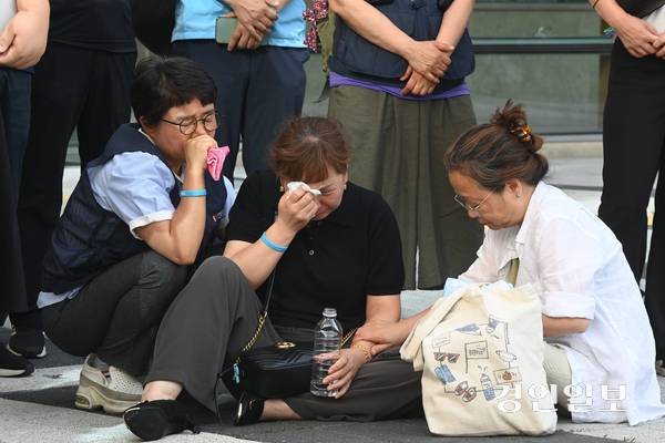 지난해 6월 24일 발생한 화성 아리셀 공장 화재 사고에 대한 형사 1심 최종변론일인 23일 오후 수원지방법원에서 유가족들과 관계자들이 공판을 마치고 법원을 나오고 있다. 2025.7.23 /최은성기자 ces7198@kyeongin.com