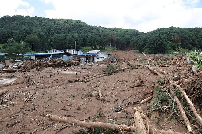 ▲ 지난 21일 경기도&nbsp;가평군 조종면 신상리&nbsp;산사태&nbsp;현장에서 마을을 덮친 토사물이 쌓여 있다. /연합뉴스