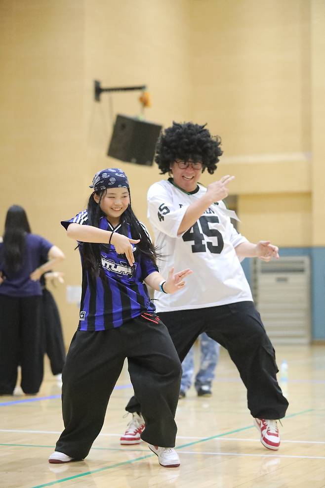 ▲ '10th ArtPlayground'를 참가하기 위해 대구에서 부터 올라온 루키댄서 문수빈양과 실버삼촌의 즉석 협동공연. /사진제공=5bros Photographer DucK