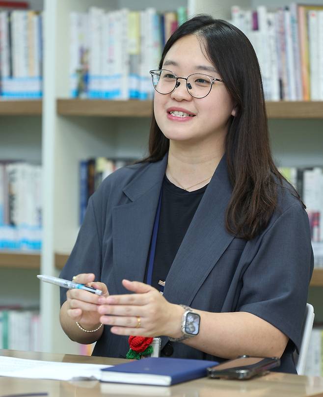 ▲ 16일 오전 안양시 동안구 안양시부흥종합사회복지관에서 김소희 과장이 사회복지 사업에 대해 설명하고 있다. /전광현 기자 maggie@incheonilbo.com