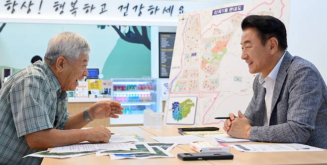 김동근 의정부시장(오른쪽)이 현장시장실에서 한 시민의 민원을 상담하고 있다. 사진=의정부시청