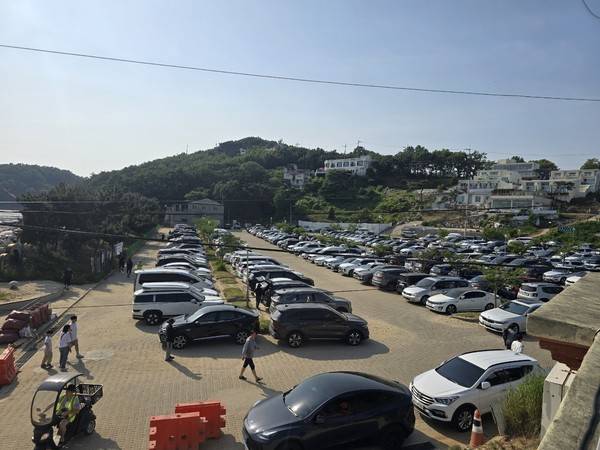 6월29일 한 유튜버의 북핵폐수 강화 바다 오염 주장이 있기 직전 민머루해수욕장 주차장은 여행객들 차량으로 빼곡히 들어차있다. [사진=고상만 강화어민협동조합 사무장]