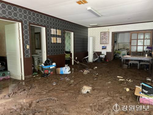 ◇집중호우로 춘천시 서면 안보리 율장길 인근에서 산사태가 발생해 민가를 덮쳤다. 사진=손지찬 기자