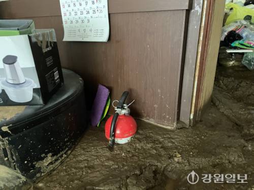 ◇집중호우로 춘천시 서면 안보리 율장길 인근에서 산사태가 발생해 민가를 덮쳤다. 사진=손지찬 기자