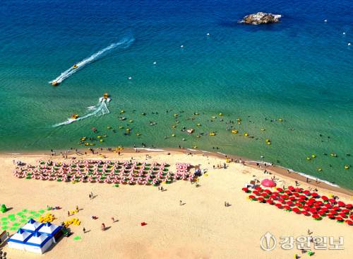 강릉 경포 해수욕장을 비롯한 강릉지역의 해수욕장이 속속 개장하며 본격적인 손님맞이에 들어갔다. 강릉=이주섭시민기자