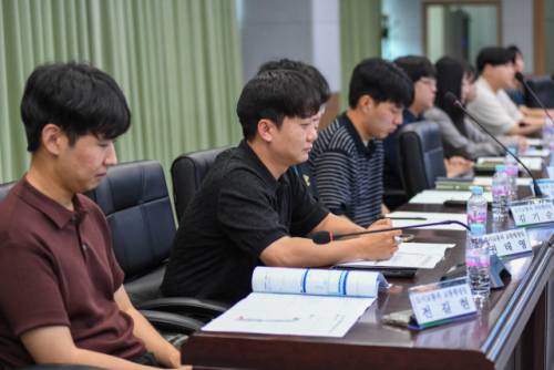 양구군은 23일 군청 중회의실에서 부서별 민원담당 공무원 간담회를 열고, 민원처리 과정의 고충과 건의사항을 공유하고 민원처리에 관한 법률 개정 내용을 교육했다. 이날 서흥원 양구군수는 직원들과 의견을 나누며 답변하는 시간을 가졌다.