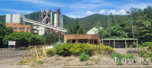 가동이 중단된 지 20여년이 지난 한라시멘트 신기공장 전경