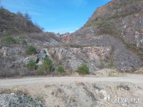 삼척시 신기면 안의리 석회석 채광 뒤 모습