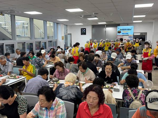 양산시종합사회복지관이 물금읍적십자봉사회 후원으로 어르신 300여 명에게 추어탕 특식을 제공했다.