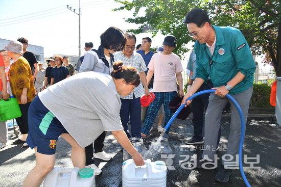 ▲ 울산 울주군이 최근 집중호우로 인한 단수 피해지역의 물 공급을 위해 지난 20일부터 전 직원 비상근무를 실시 중인 가운데 이순걸 울주군수가 22일 삼남읍 한 공동주택에서 단수 피해주민들에게 생활용수를 나눠주고 있다. 울주군청 제공
