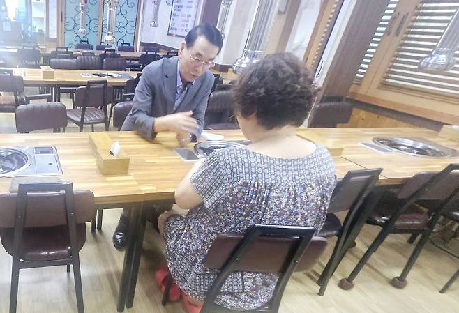 본지 기자와 면담하는 식당 여주인. /김두한 기자