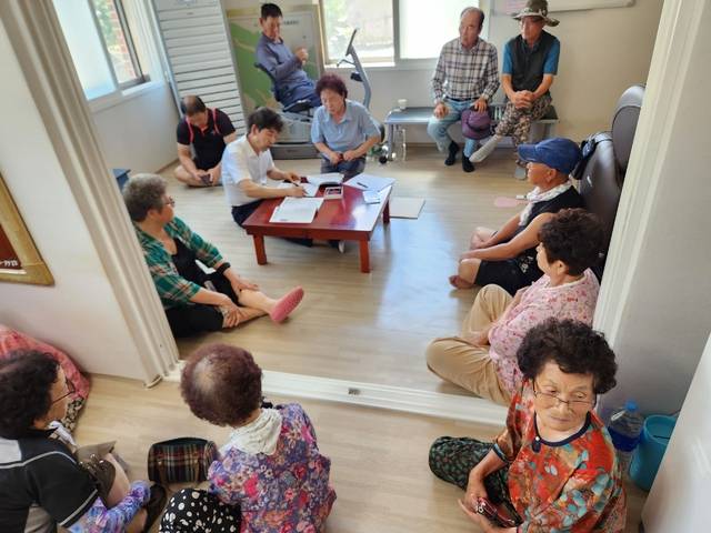 경로당을 찾은 담당 공무원이 어르신들의 '민생회복 소비쿠폰' 신청을 돕고 있다. 의성군 제공.