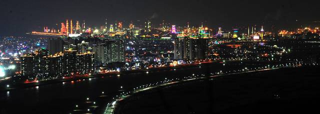 포항의 철강산업이 미국의 고율 관세 부과, 중국산 저가 철강 글로벌 공급과잉, 내수 침체 등 복합적인 이유로 위기를 맞고 있다. 그러나 수소환원제철과 마이스산업 등을 통해 새로운 도약을 꿈꾸고 있다. 이강덕 포항시장은 지난달 9일 이재명 정부에 제출한 긴급 호소문을 통해 "포항의 위기는 곧 대한민국 제조업의 위기"라며 "관련 특별법 제정과 선제적 산업 위기 대응 지역 지정 등 정부 차원의 신속하고 구체적인 대책이 절실하다"고 밝혔다. 포항의 야경을 보며 다시금 대한민국 도약의 중심 도시로 우뚝 서기를 기원해 본다. 김진홍 기자 solmin@idaegu.com