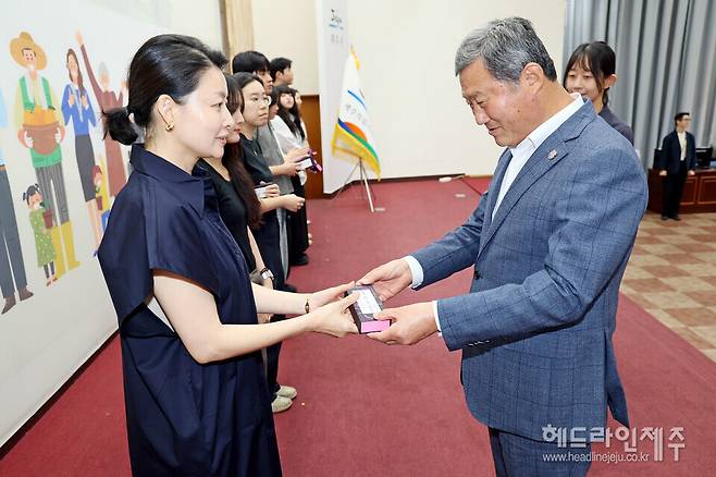 신규 공무원들에게 축하선물을 전하는 김완근 제주시장.