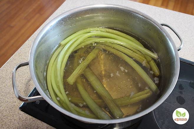 머위대 삶는 모습