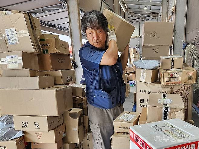 15일 오전 광주 광산구 진곡산단의 한 물류창고에서 택배 기사 김완씨가 물류를 옮기고 있다. 강주비 기자