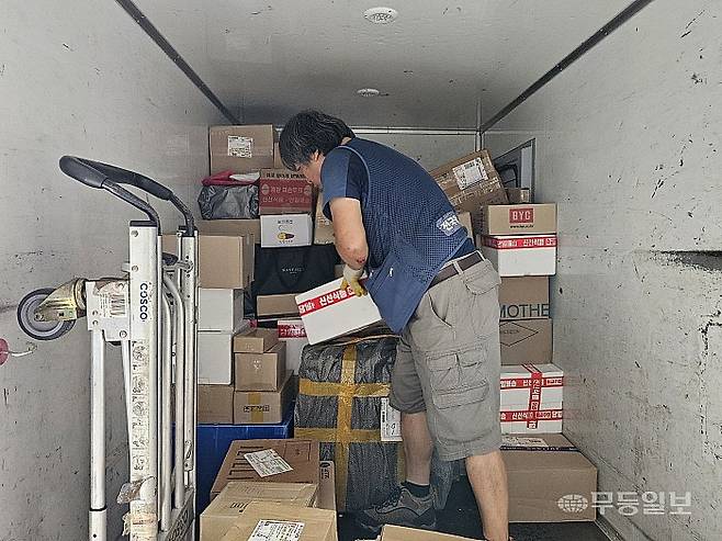 15일 오전 광주 광산구 진곡산단의 한 물류 창고에서 택배 기사 김완씨가 분류 작업을 하고 있다. 강주비 기자