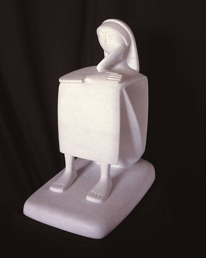 최종태, 앉아있는 사람, 1999, 대리석, 33x51x66.5