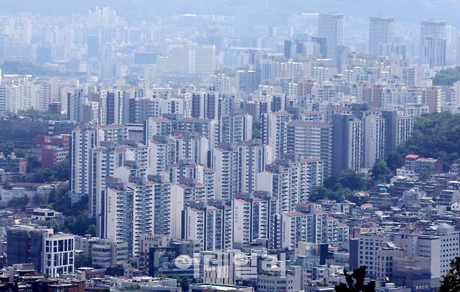 [이데일리 방인권 기자] 지난달 15일 서울 남산 바라본 서울 강북의 아파트들.