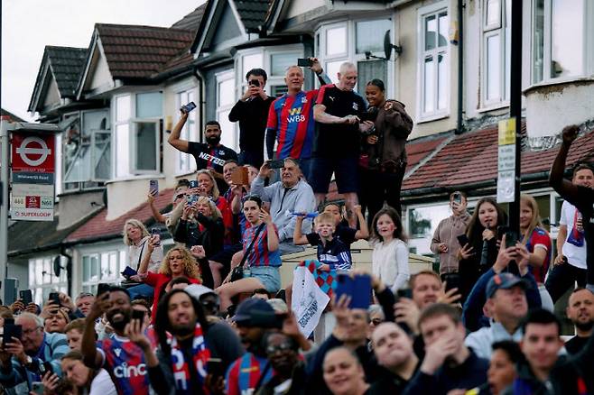 지난 시즌 잉글랜드 FA컵 우승을 이룬 크리스털 팰리스의 축구팬들. 사진=AFPBBNews