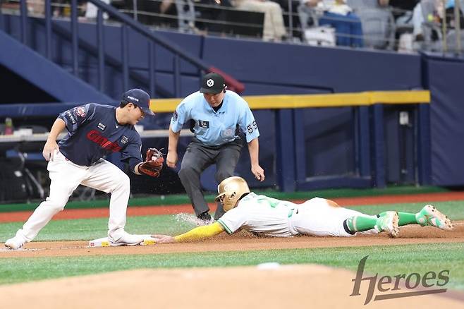 지난 22일 경기서 3루 도루에 성공한 임지열
