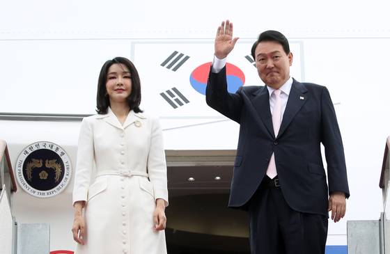 김건희 특검팀이 2022년 윤석열 전 대통령 부부의 NATO 순방 당시 이른바 '민간인 1호기 탑승' 논란에 대해 본격 수사에 착수한 것으로 확인됐다. 사진은 2022년 첫 순방 떠나는 윤 전 대통령 부부. 〈사진=연합뉴스〉