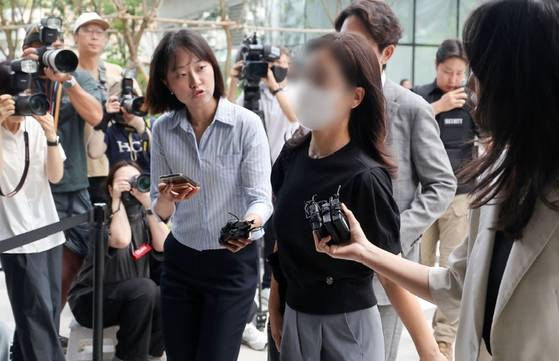 김건희 여사 일가의 집사로 알려진 김예성 씨 부인 정 모씨가 23일 서울 종로구 KT광화문빌딩에 마련된 민중기 특별검사팀 사무실에 출석하고 있다.