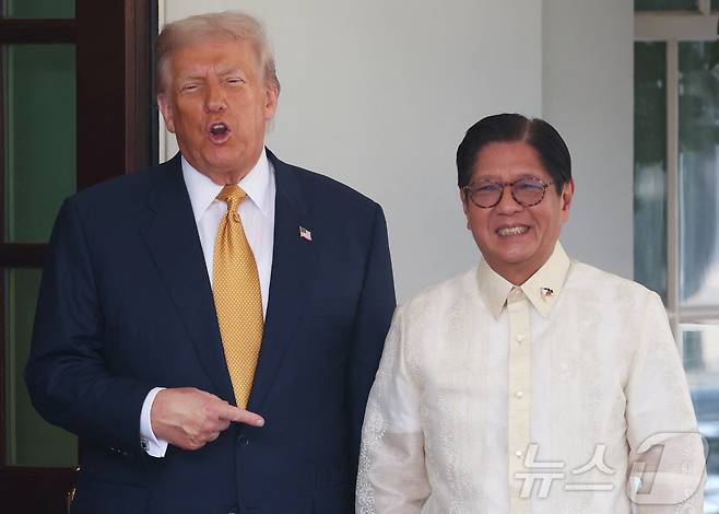 도널드 트럼프 미국 대통령이 22일(현지시간) 미국 워싱턴DC 백악관에서 페르디난드 마르코스 주니어 필리핀 대통령을 맞이하고 있다. 2025.07.22 ⓒ 로이터=뉴스1 ⓒ News1 류정민 특파원