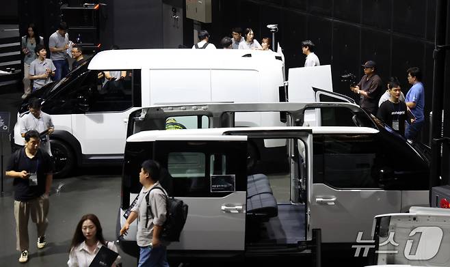 22일 경기도 광명시 AK플라자에서 열린 '더 기아 PV5 테크 데이'에서 취재진이 PV5의 상품성과 기술 혁신 등을 살펴보고 있다.   2025.7.22/뉴스1 ⓒNews1 김명섭 기자