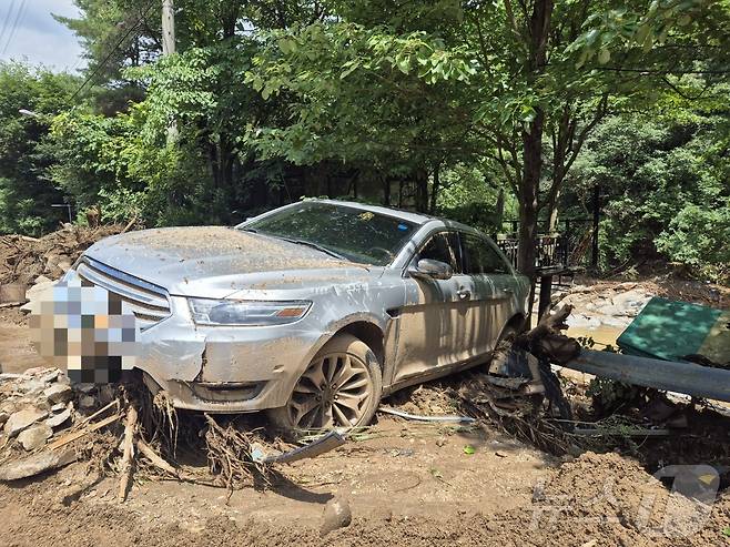 21일 경기 가평군 조종면 마일1리 수해 현장에서 차량 한 대가 버려져 있다. 2025.7.21/뉴스1 ⓒ News1 양희문 기자