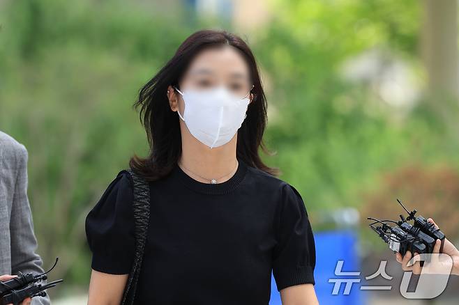 '김건희 집사' 김예성 씨의 아내 정 모 씨가 23일 서울 종로구 김건희 특검팀(특별검사 민중기)으로 소환 조사에 출석하고 있다. 2025.7.23/뉴스1 ⓒ News1 박정호 기자