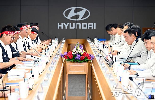 현대자동차 노사 관계자들이 18일 현대차 울산공장 본관 동행룸에서 '2025년 임금 및 단체협상 교섭 상견례'를 하고 있다. (현대자동차 제공. 재판매 및 DB 금지) 2025.6.18/뉴스1 ⓒ News1 조민주 기자