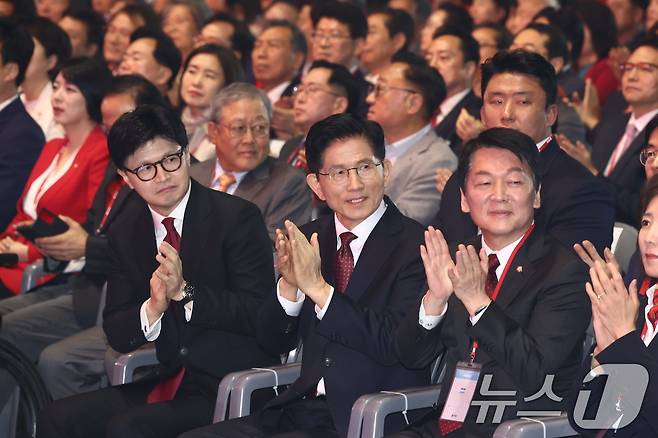 한동훈(앞줄 왼쪽부터), 김문수 국민의힘 대선 경선 후보와 안철수 의원이 3일 경기 고양시 킨텍스에서 열린 5차 전당대회에서 손뼉치고 있다. 2025.5.3/뉴스1 ⓒ News1 김민지 기자