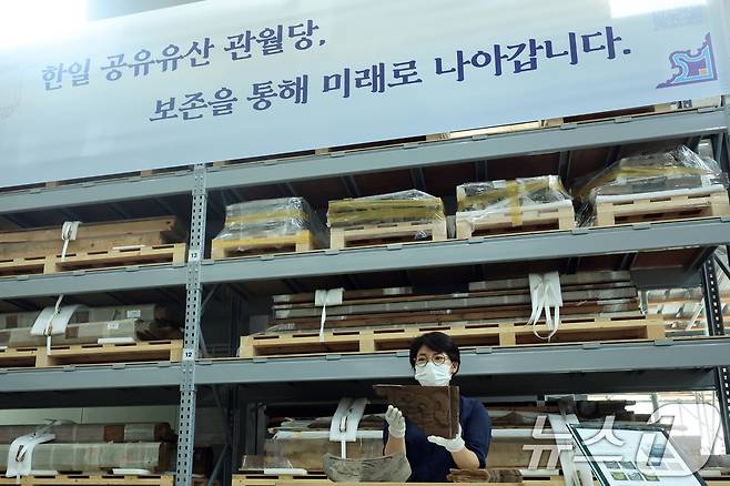 23일 오전 경기 파주시 전통건축수리기술진흥재단 수장고에서 관계자가 관월당 해체 부재를 공개하고 있다. 2025.7.23/뉴스1 ⓒ News1 황기선 기자