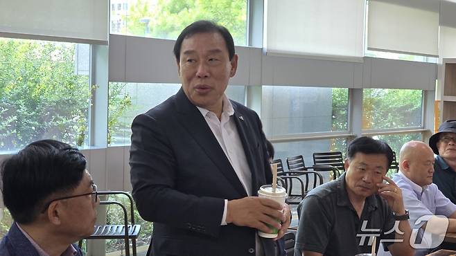 최민호 세종시장이 23일 시청 1층 카페에서 기자들과 티타임을 갖고 독일, 크로아티아 국외 연수에 대한 입장을 밝히고 있다. / 뉴스1
