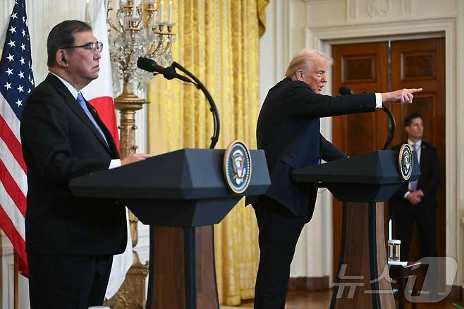 도널드 트럼프 미국 대통령(오른쪽)이 7일(현지시간) 워싱턴 DC 백악관 이스트룸에서 열린 공동 기자회견에서 이시바 시게루 일본 총리가 경청하는 가운데 발언하고 있다. 2025.2.8 ⓒ AFP=뉴스1 ⓒ News1 오대일 기자