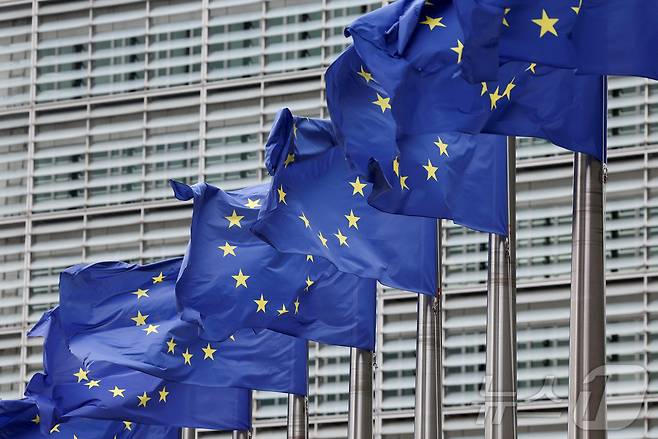 EU 집행위원회 본부 앞의 EU기. 2025.07.16 ⓒ 로이터=뉴스1 ⓒ News1 이지예 객원기자