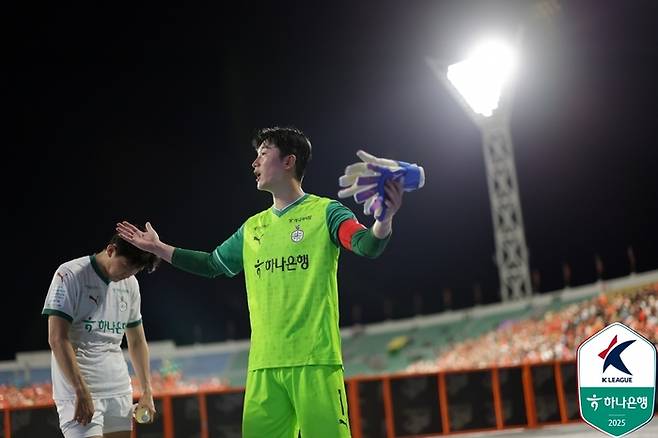 Daejeon players are sorry after drawing a draw in Gangwonjeon. Photo | Korea Professional Football Federation