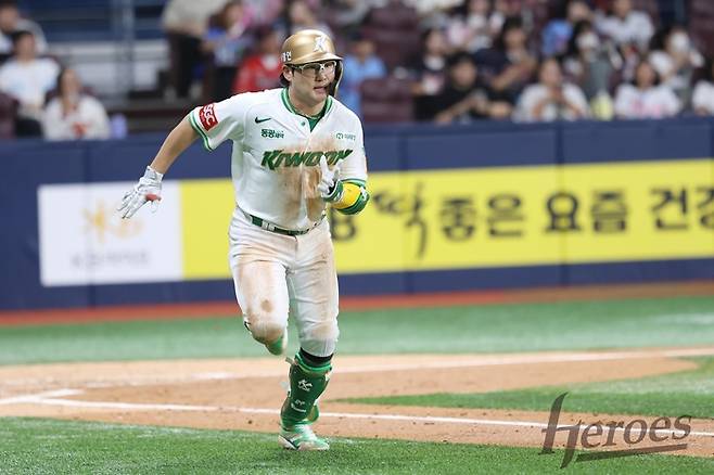 임지열이 1루를 향해 질주하고 있다. 사진 | 키움 히어로즈