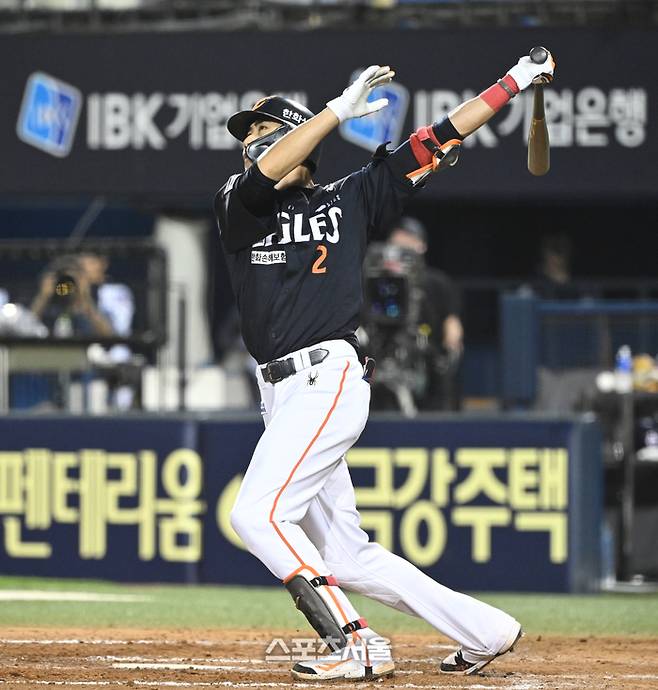 한화 심우준이 22일 서울 잠실구장에서 열린 2025 KBO리그 두산과 경기 9회초 2사 좌월홈런을 날리고 있다.  잠실 | 최승섭기자 thunder@sportsseoul.com
