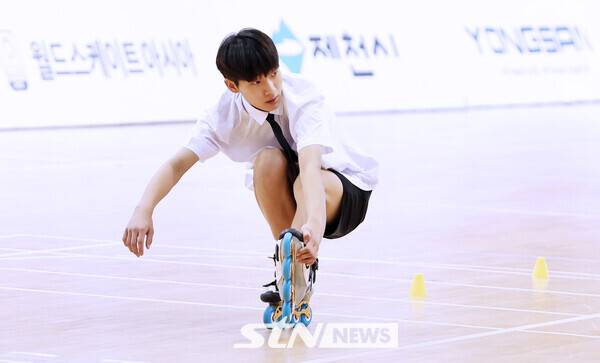 22일 오전 충북 제천시에 위치한 어울림체육관에서 열린 '제20회 아시아 롤러스케이팅 선수권대회' 인라인 프리스타일 남자 주니어 슬라럼 클래식에 출전한 박성원이 연기를 펼치고 있다. /사진(제천)=강명호 기자