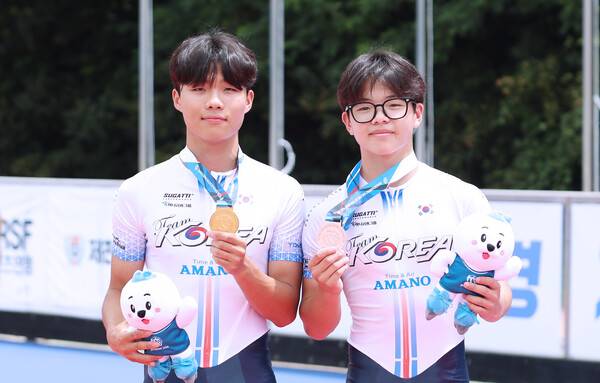 23일 제천롤러스포츠경기장서 치러진 '제20회 아시아 롤러스케이팅 선수권대회' 스피드 트랙 남자 스피드 듀얼 타임트라이얼(DTT) 주니어 200m 경기에서 금, 동메달을 획득한 김지찬(전주생명과학고, 왼쪽)과 박성훈(충남체고, 오른쪽)이 시상식에서 기념 촬영 중이다. /사진(제천)=강명호 기자