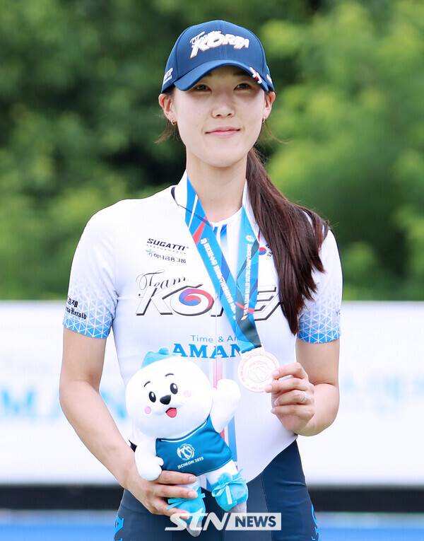 23일 오후 충북 제천시에 위치한 어울림체육관에서 '제20회 아시아 롤러스케이팅 선수권대회' 스피드 트랙 여자 주니어 듀얼 타임 트라이얼(DTT) 200m에 출전한 신소영이 시상대에서 메달을 목에 걸고 포즈를 취하고 있다. /사진(제천)=강명호 기자