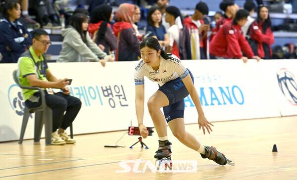 23일 오전&nbsp;충북 제천시에 위치한 어울림체육관에서 '제20회 아시아 롤러스케이팅 선수권대회' 인라인 프리스타일 여자 주니어 스피드 슬라럼 황정원이 경기를 펼치고 있다. /사진(제천)=김종원 기자