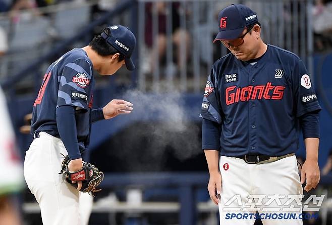 7회 세 타자 연속 안타를 허용하며 무너졌다.